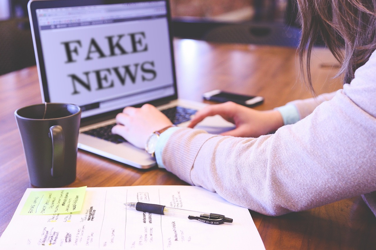 Rumors vs Fake News: How to Spot Real Information?